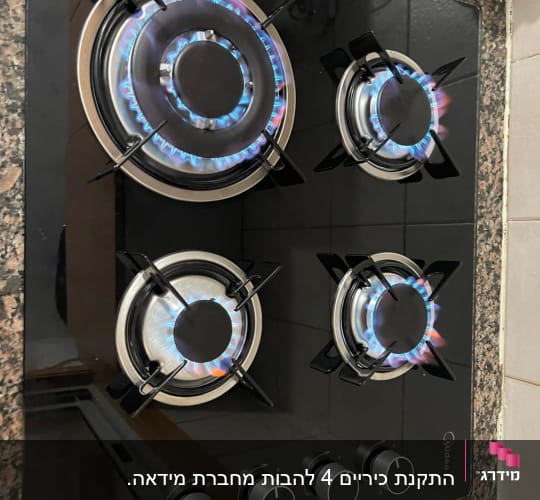 כיריים גז עם ארבעה מבערים דולקים